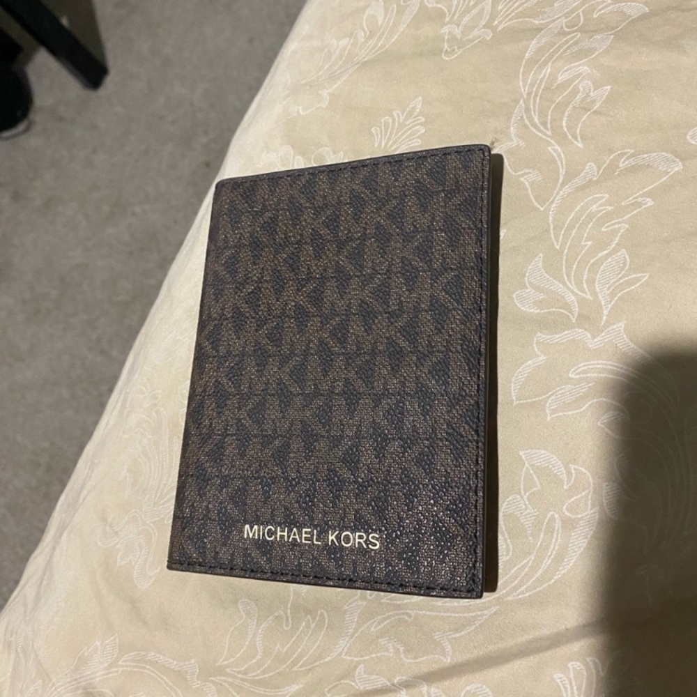 Micheal kors passport wallet NEW